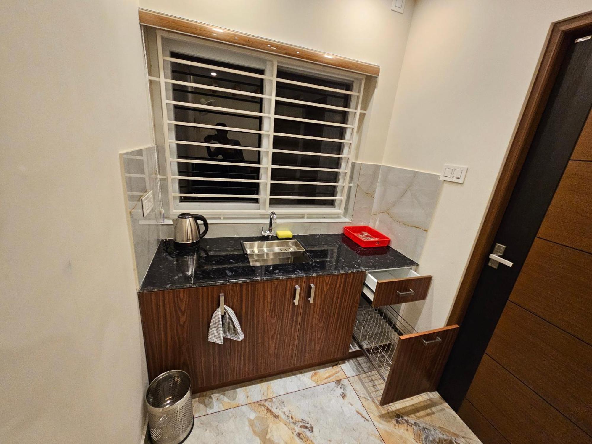 Olive Residence, Near Lakeshore Hospital *
