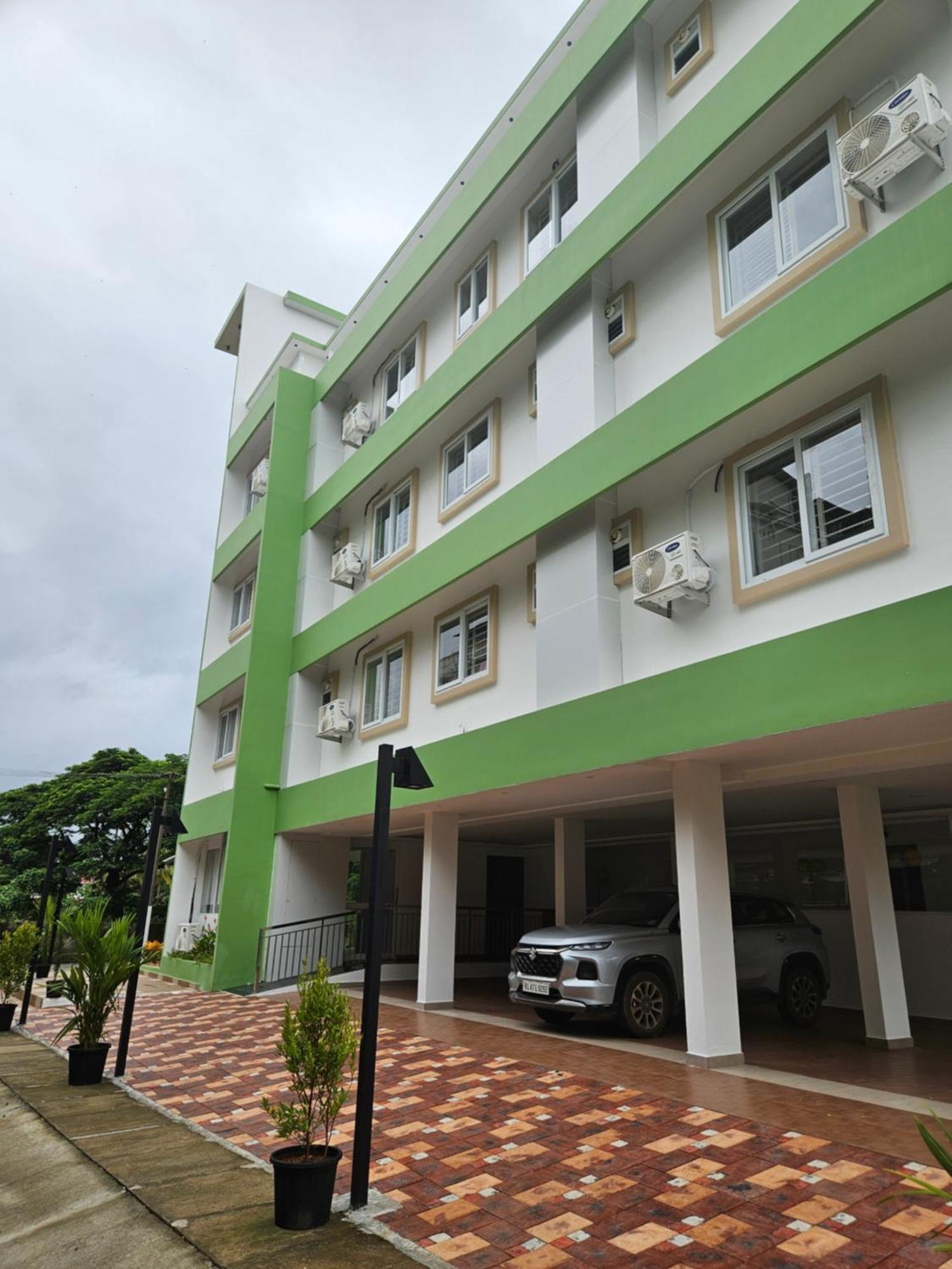 Olive Residence, Near Lakeshore Hospital Apartment *