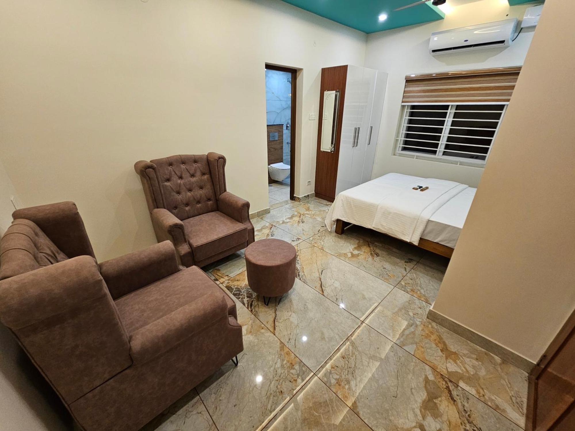Olive Residence, Near Lakeshore Hospital Apartment