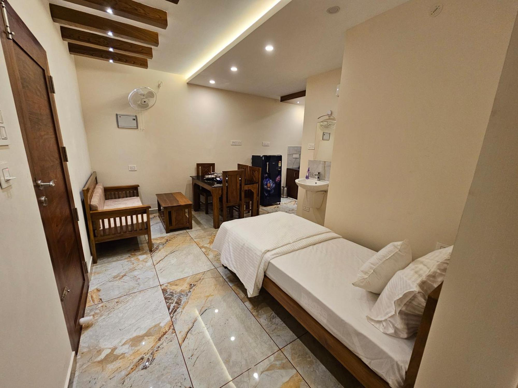 Olive Residence, Near Lakeshore Hospital Apartment *