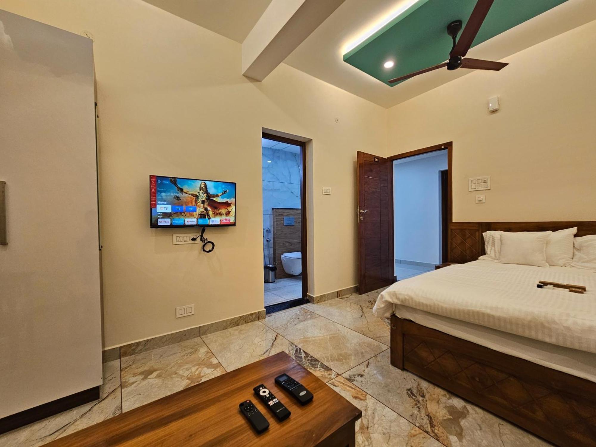 Olive Residence, Near Lakeshore Hospital *
