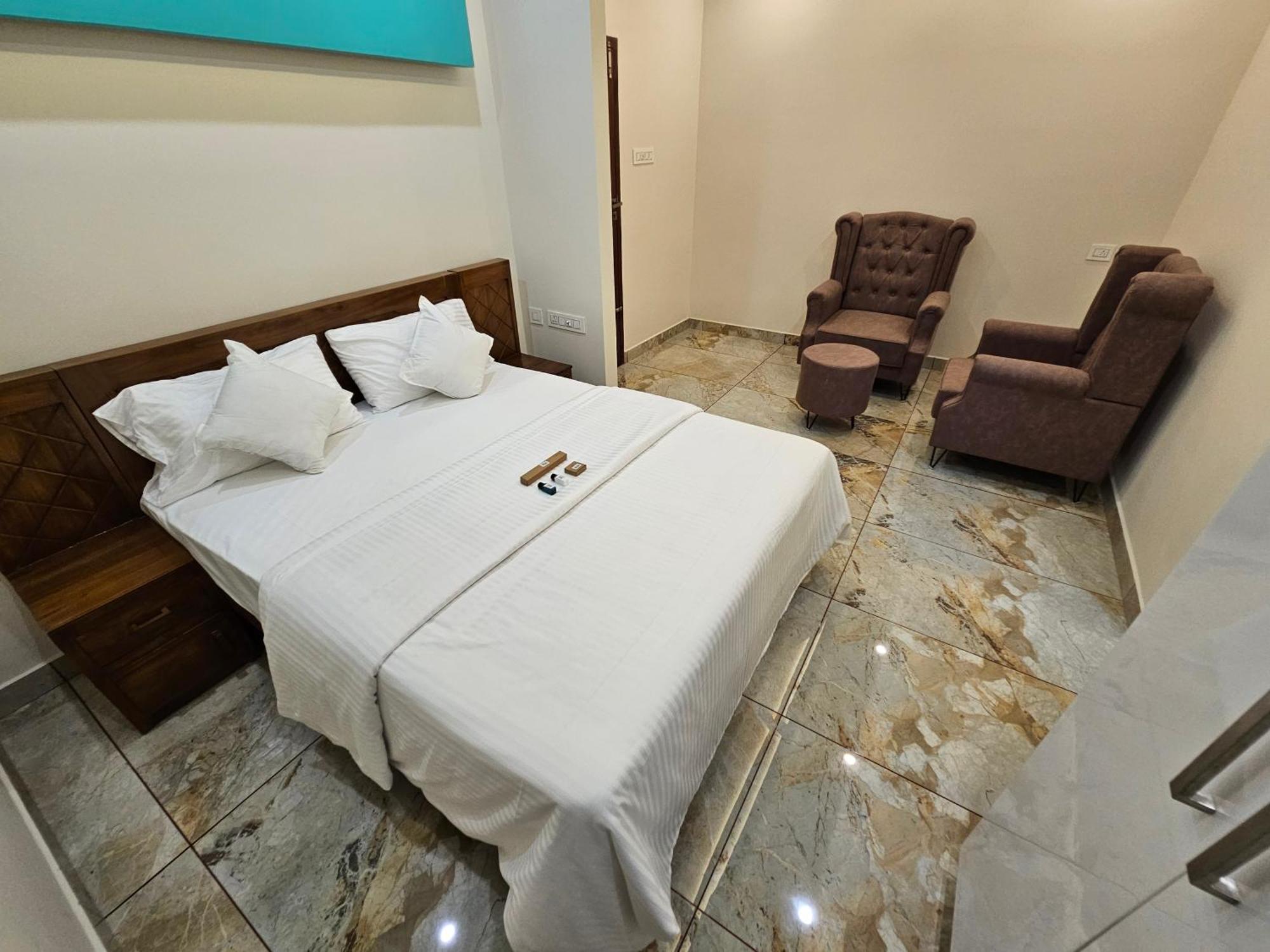 Olive Residence, Near Lakeshore Hospital *