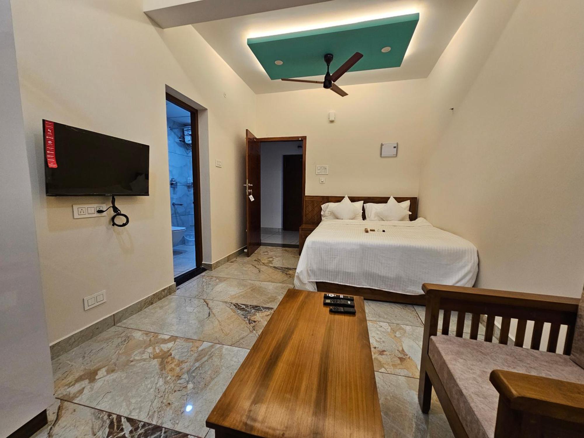 Olive Residence, Near Lakeshore Hospital Apartment *