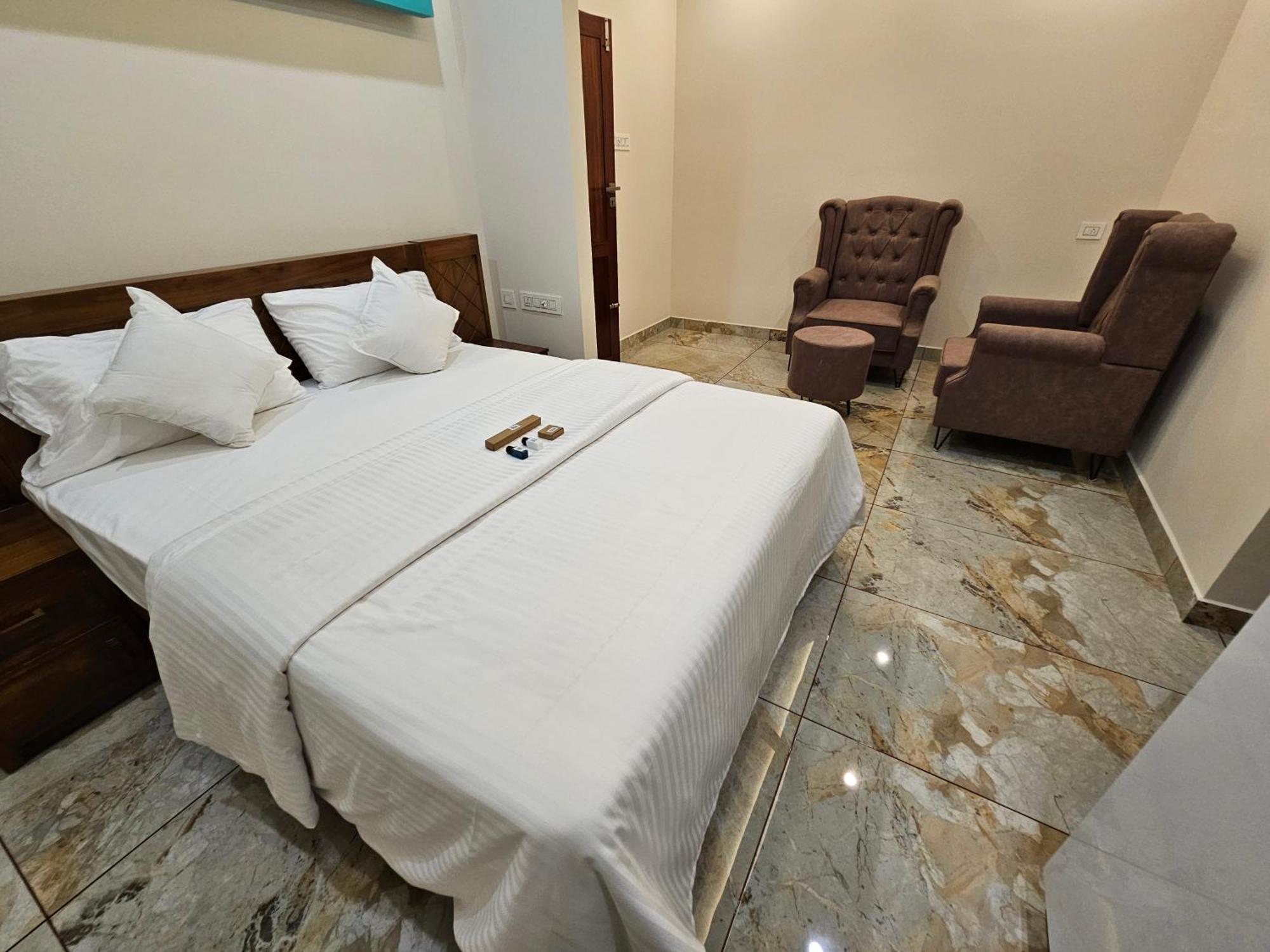 Olive Residence, Near Lakeshore Hospital *