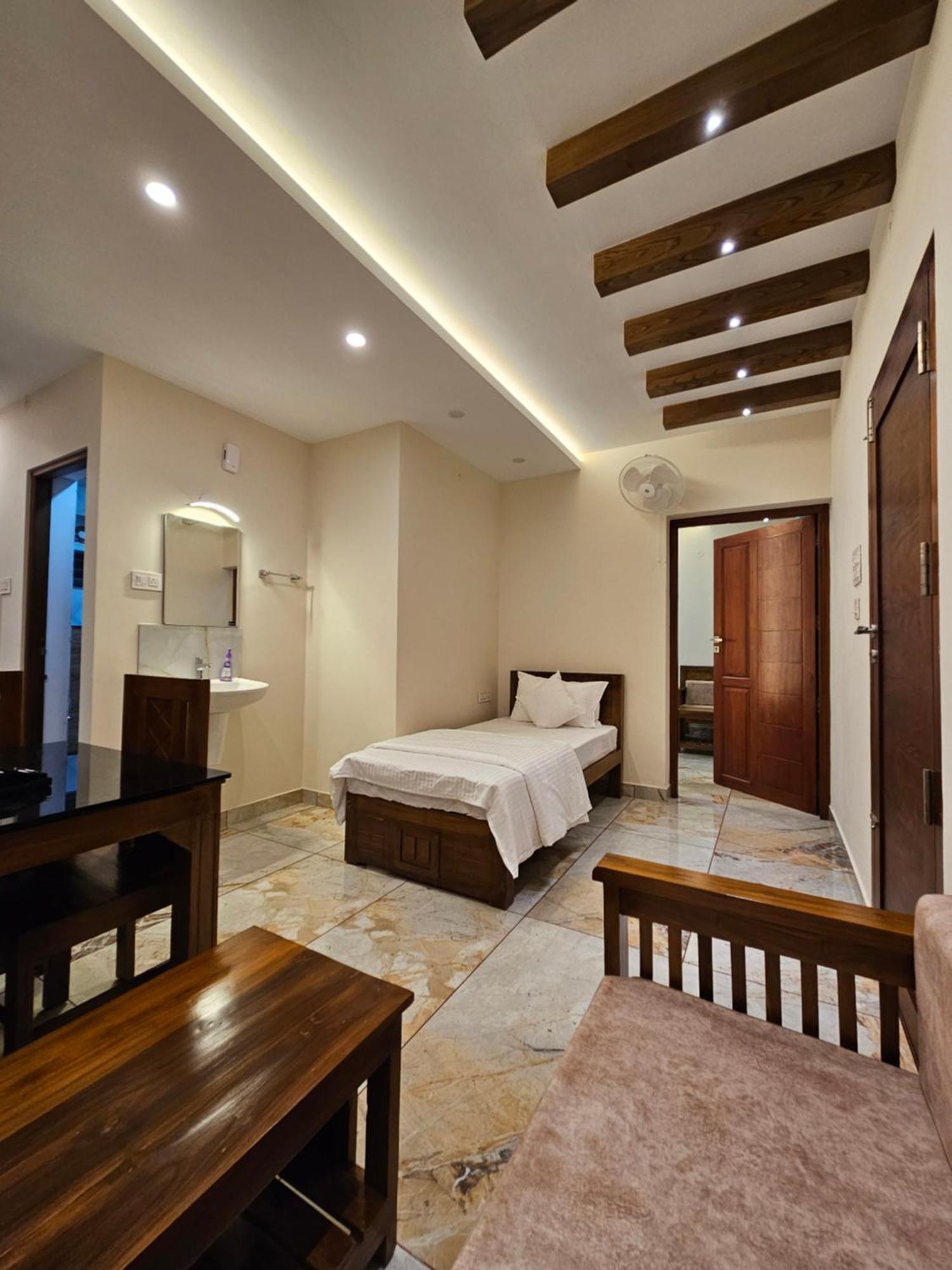 Olive Residence, Near Lakeshore Hospital Apartment *