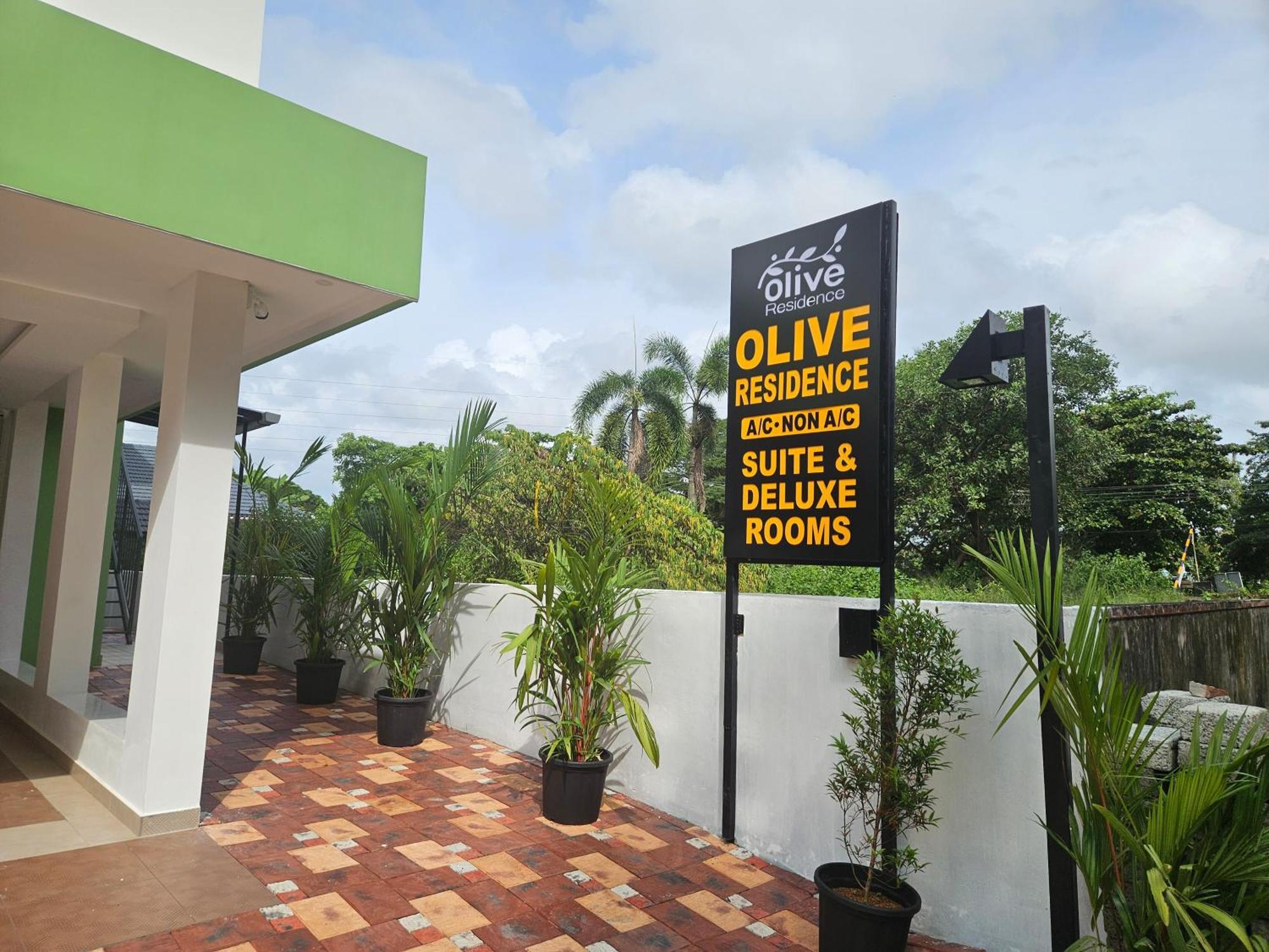 Olive Residence, Near Lakeshore Hospital Apartment