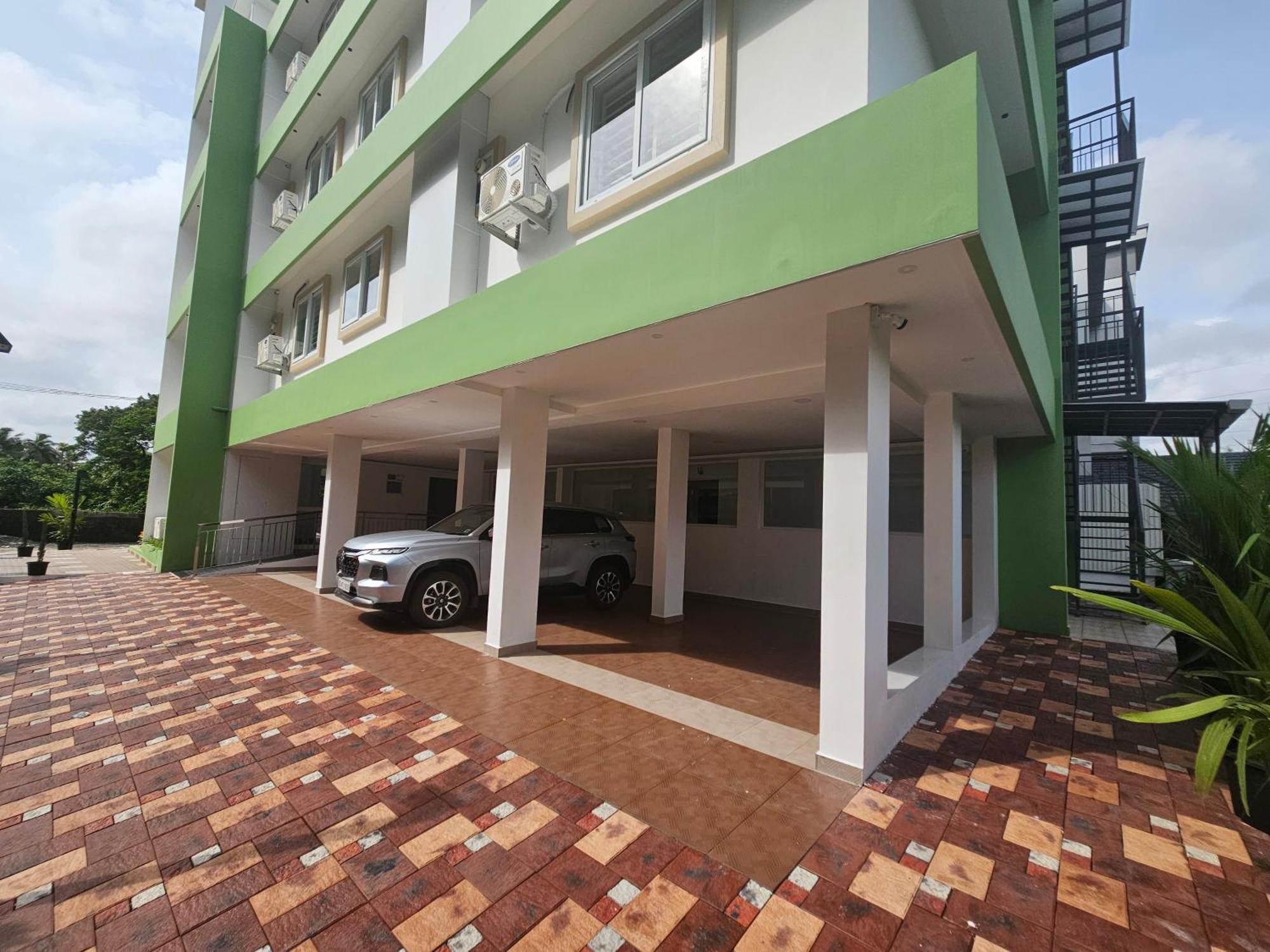 Olive Residence, Near Lakeshore Hospital Apartment