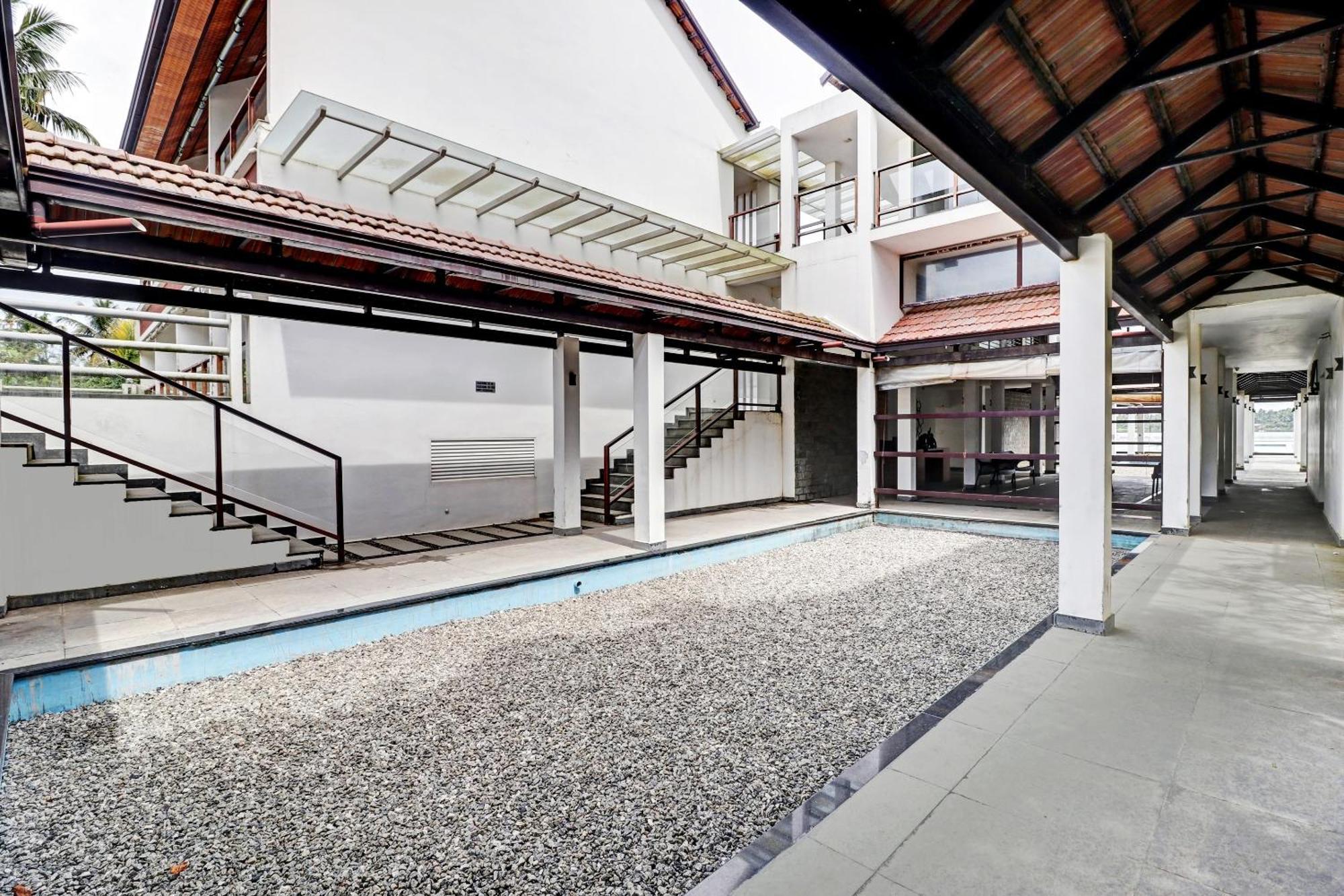 Townhouse Oak Edassery's Sealine Hotel Kochi