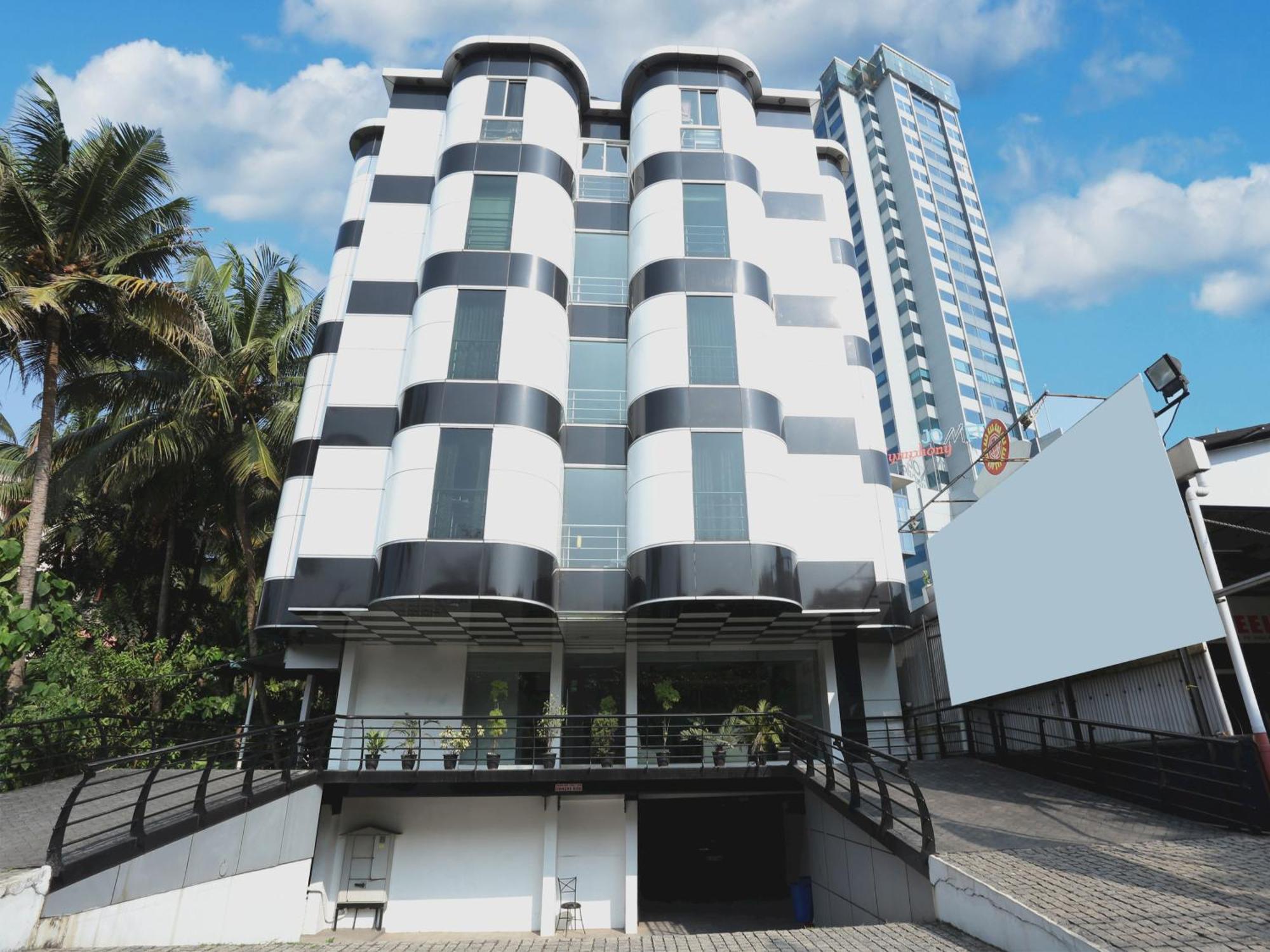 Super Townhouse Malabar Illam