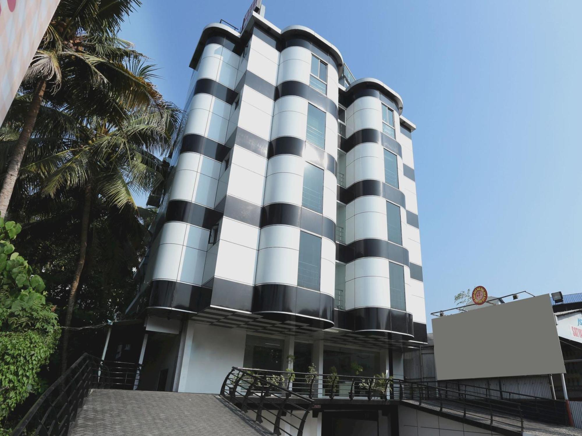 Super Townhouse Malabar Illam
