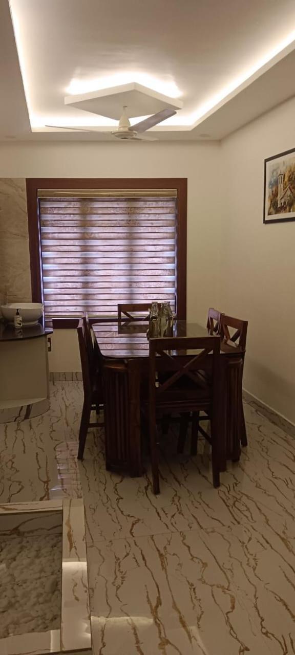Treebo Shore Residency, 290 M From Lakeshore Hospital