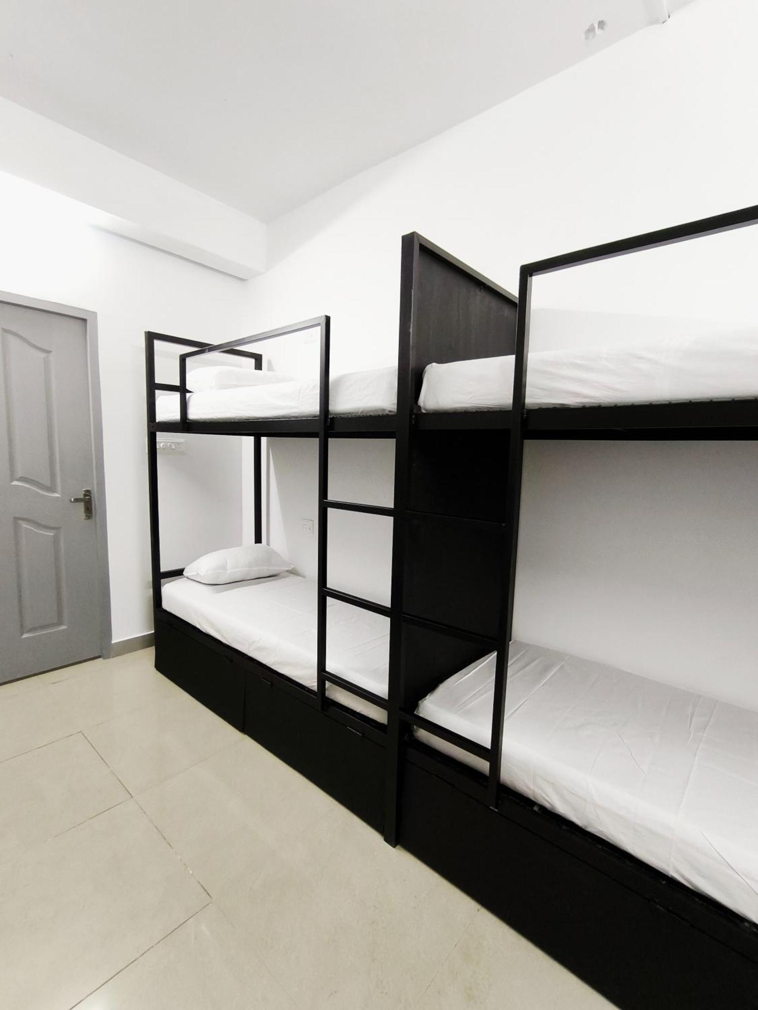 Hostel Stayzo *
