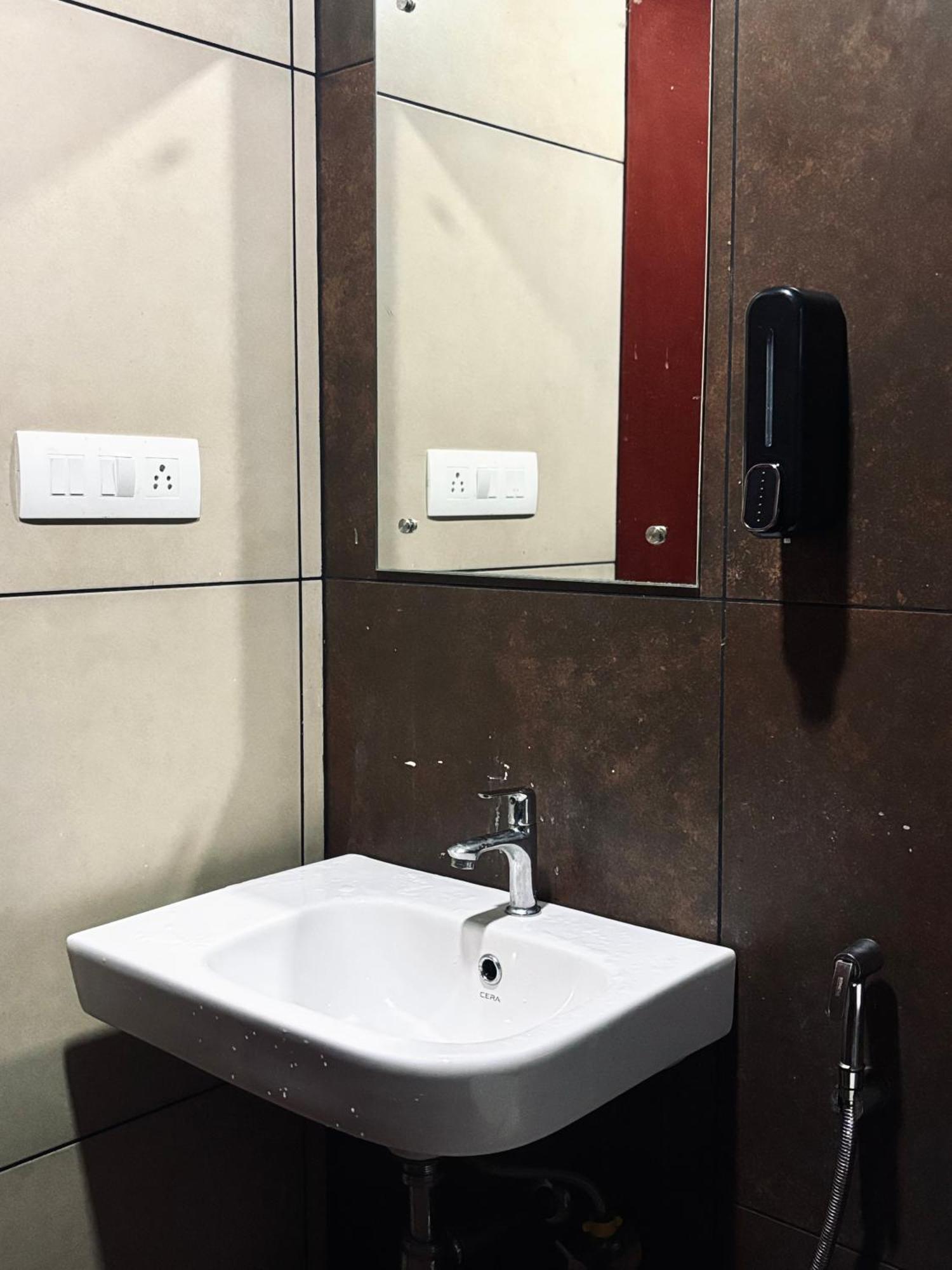Uniro & Packages Hotel