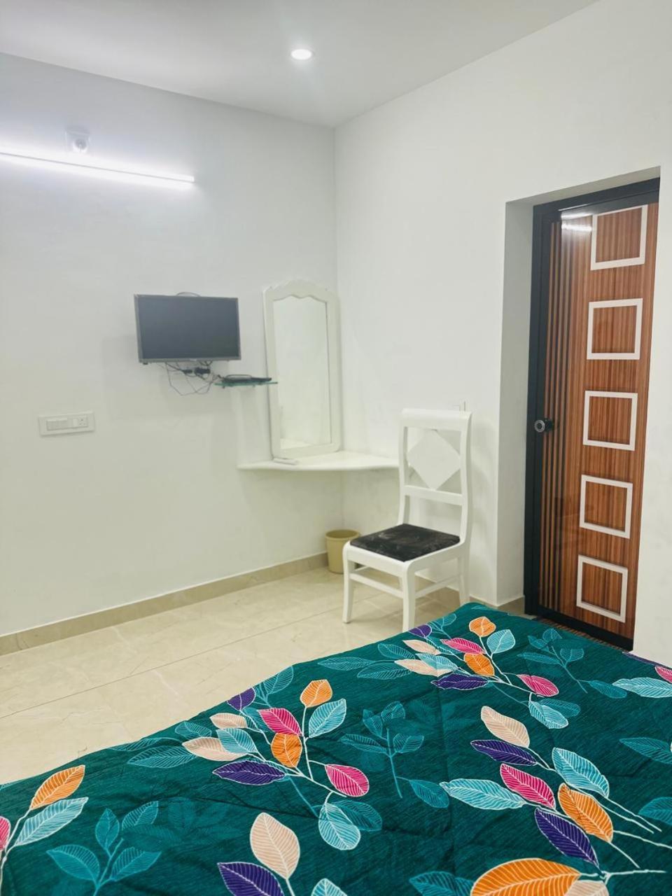 Homestay White House *