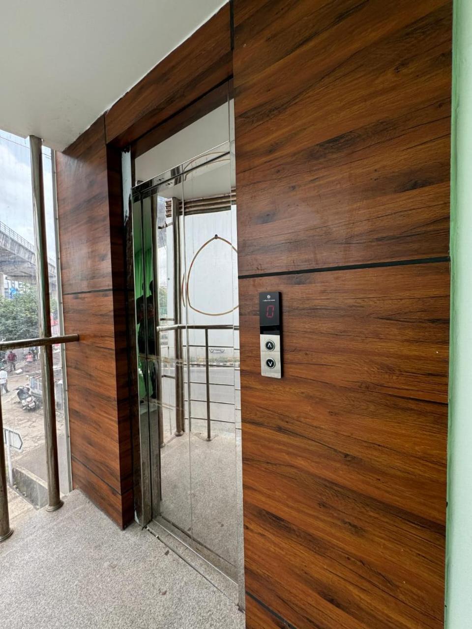 Amsher Suit Lulu Mall Road Hotel Kochi