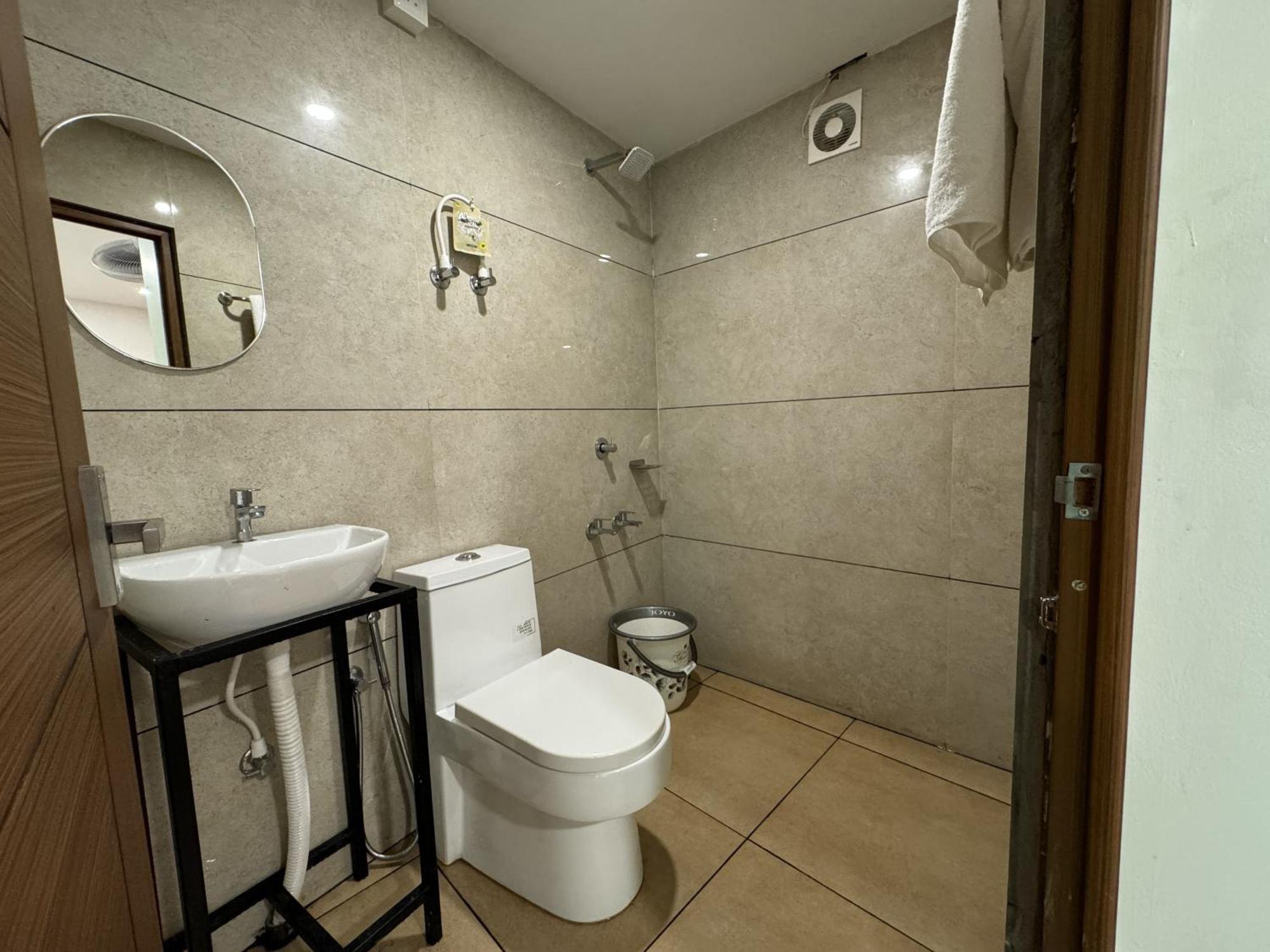 Hotel Amsher Suit Lulu Mall Road