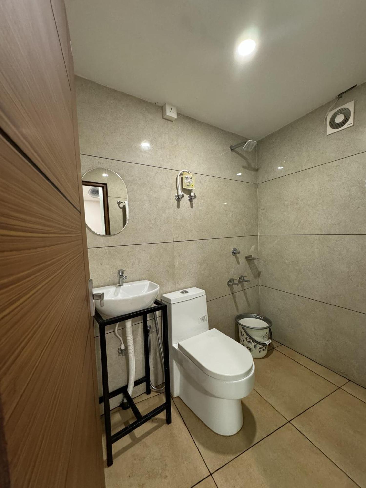 Amsher Suit Lulu Mall Road Hotel 3*