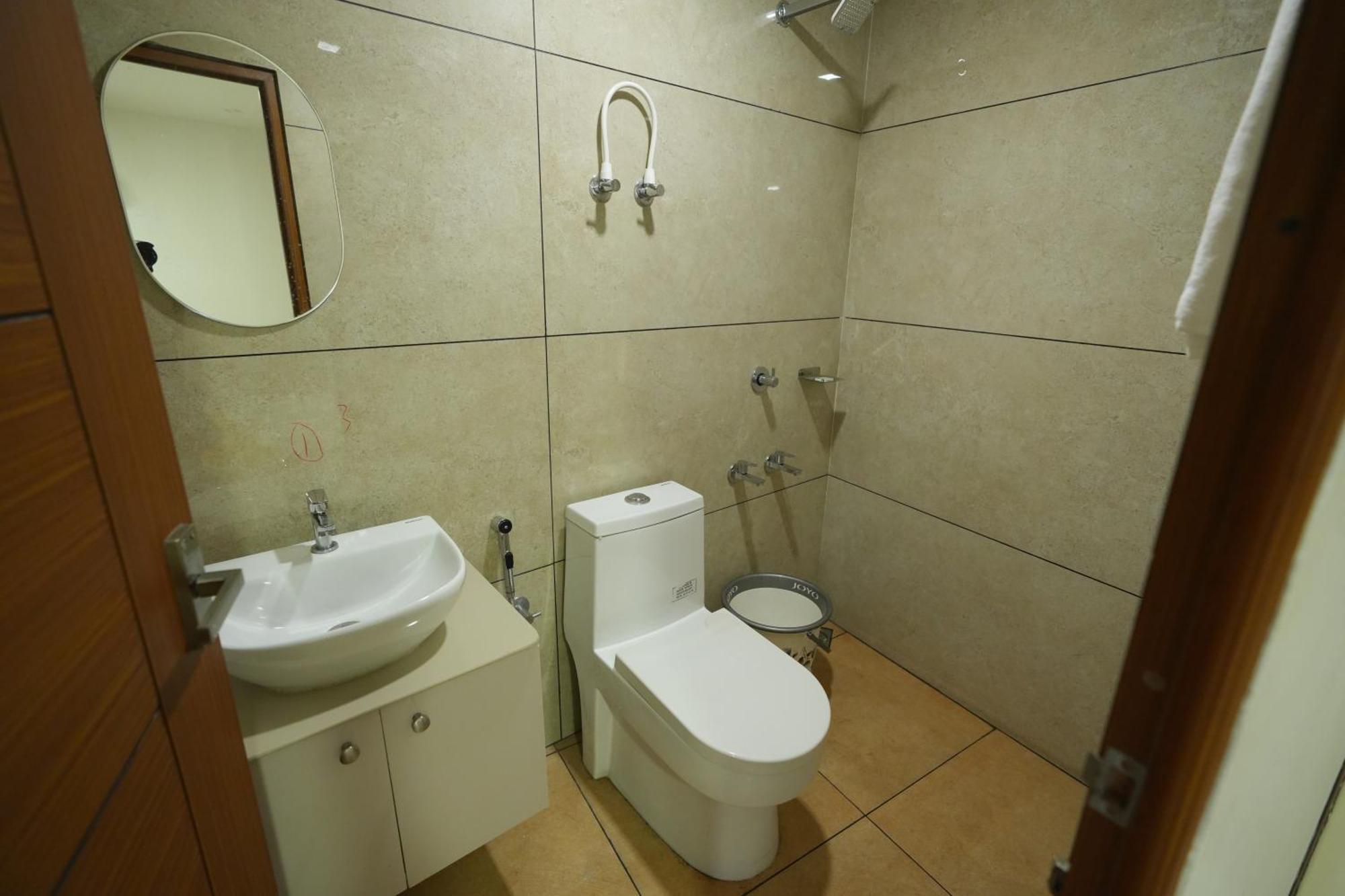 Hotel Amsher Suit Lulu Mall Road 3*