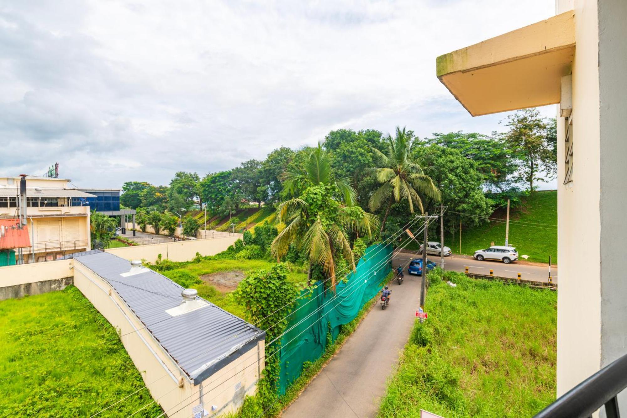 Sancta Maria Airport *