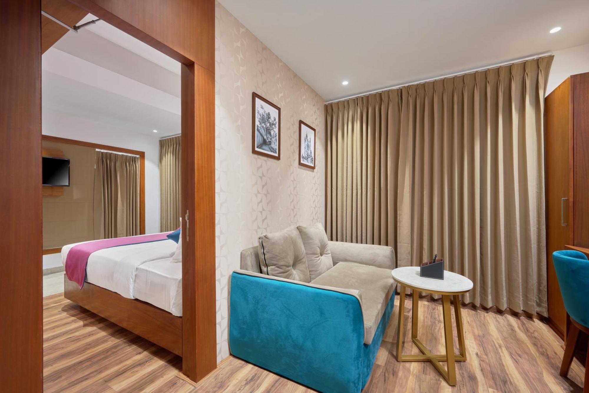 Q-white Crescent Hotel *