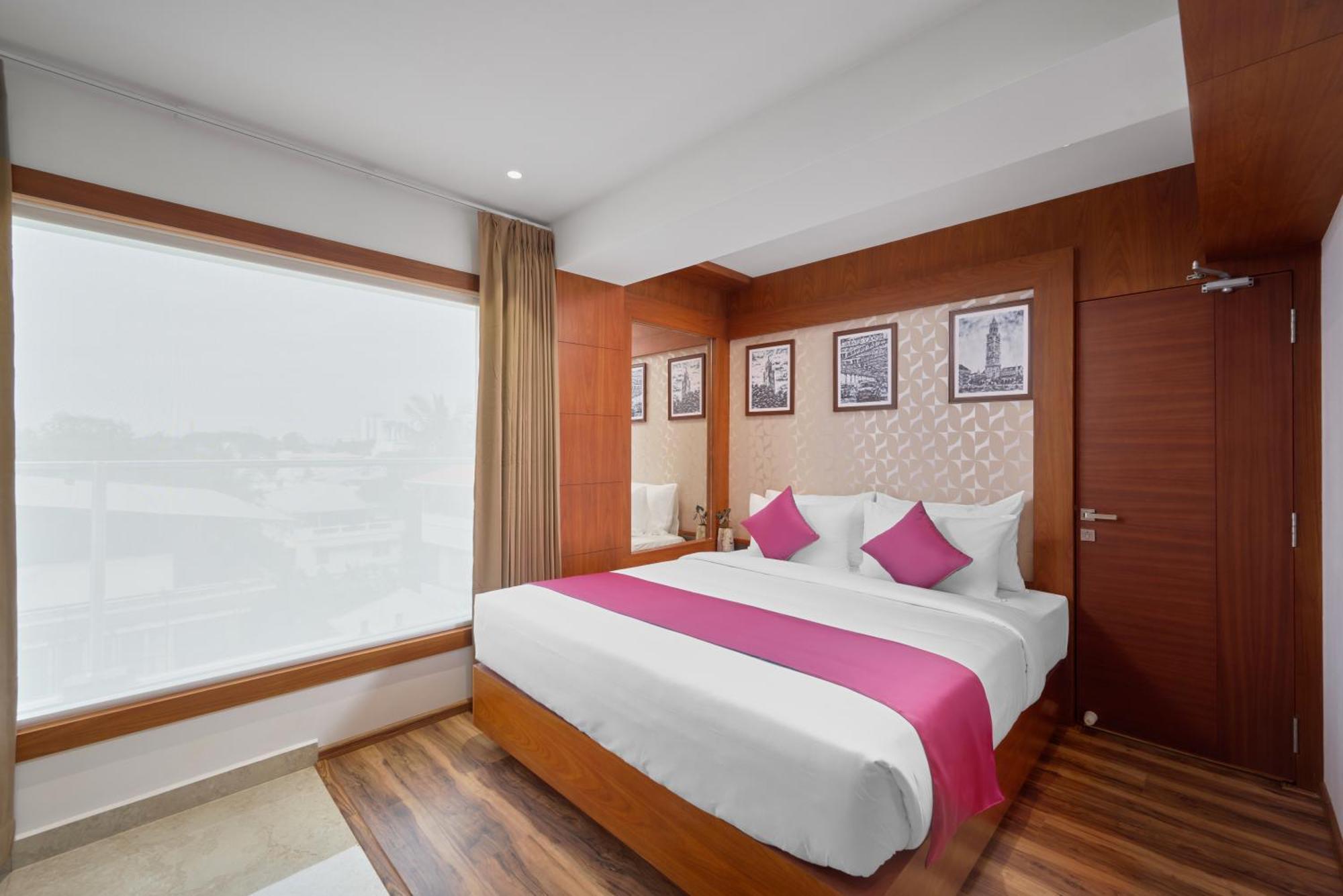Q-white Crescent Hotel Kochi