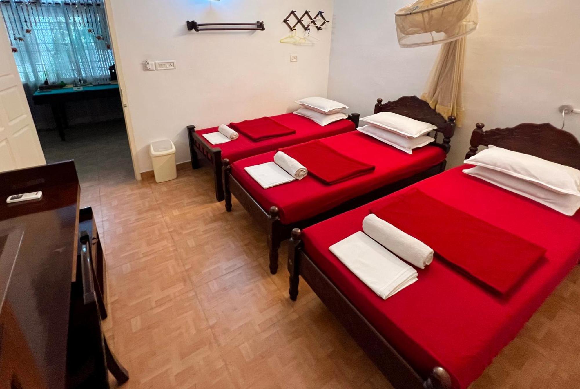 Homestay Reds Residency - *