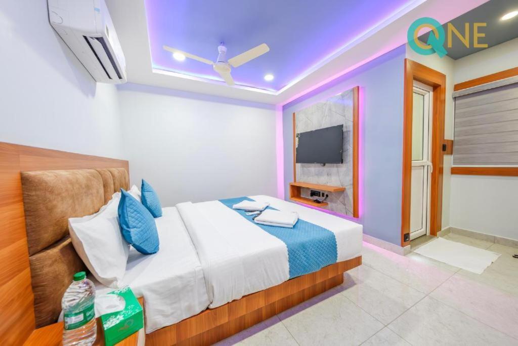 Glitz Q One - Nr Ernakulam Junction 3*