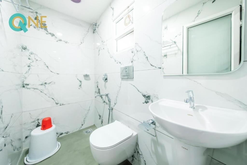Glitz Q One - Nr Ernakulam Junction 3*