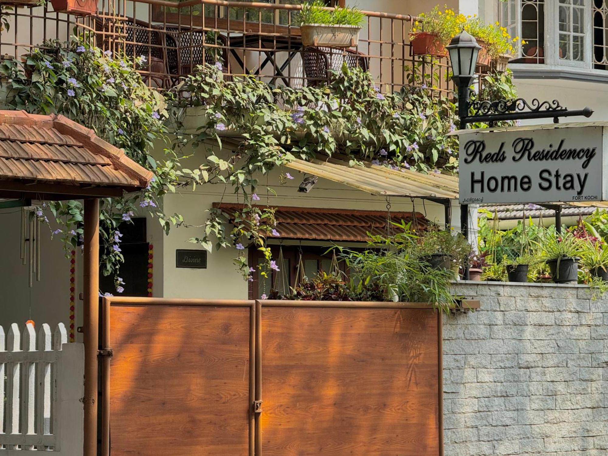 Reds Residency - Homestay *