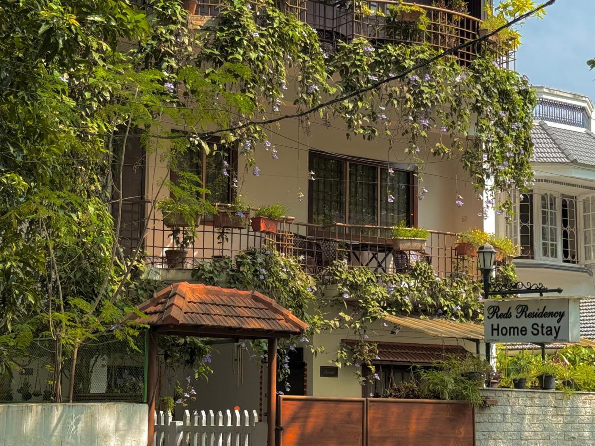 Reds Residency - Homestay *