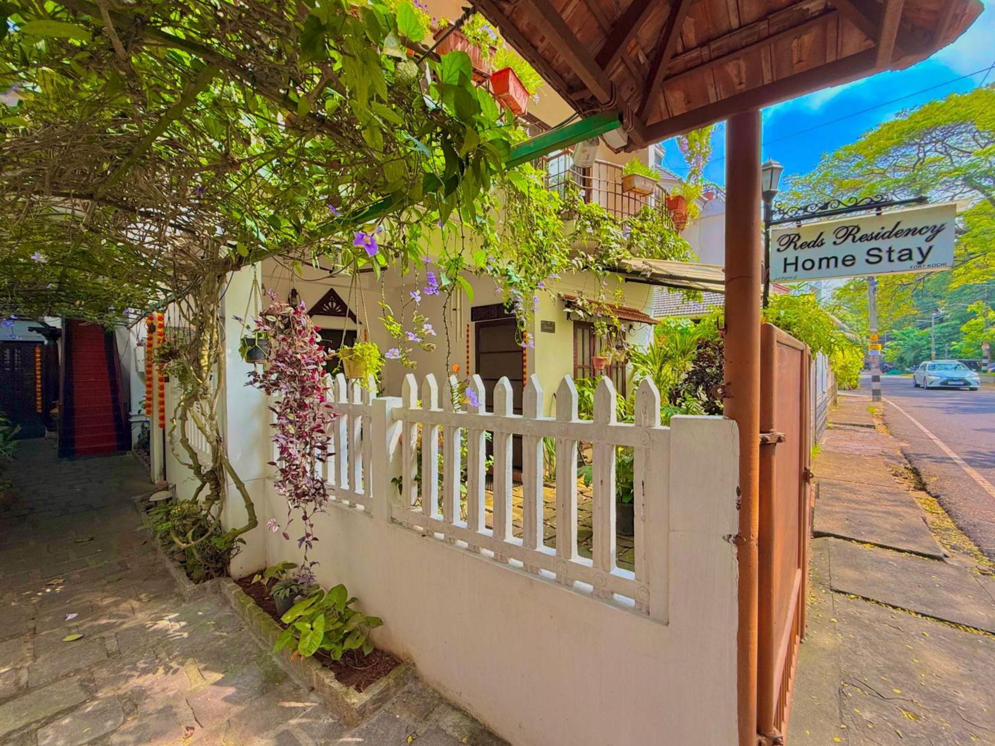 Homestay Reds Residency - *