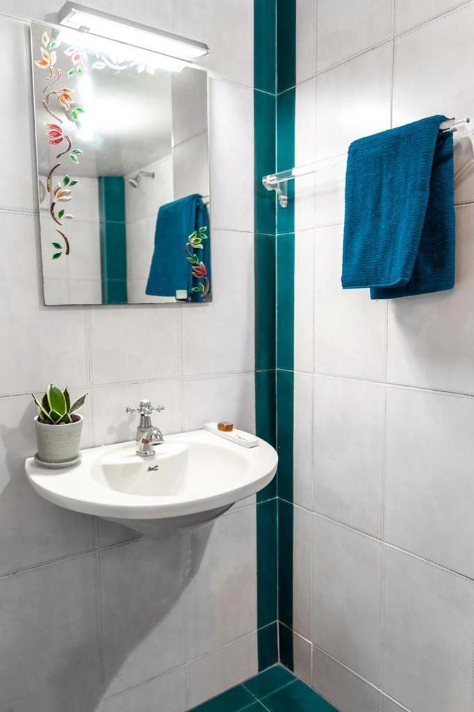 - Serviced In Marine Drive With Garden View - Ernakulam Apartment