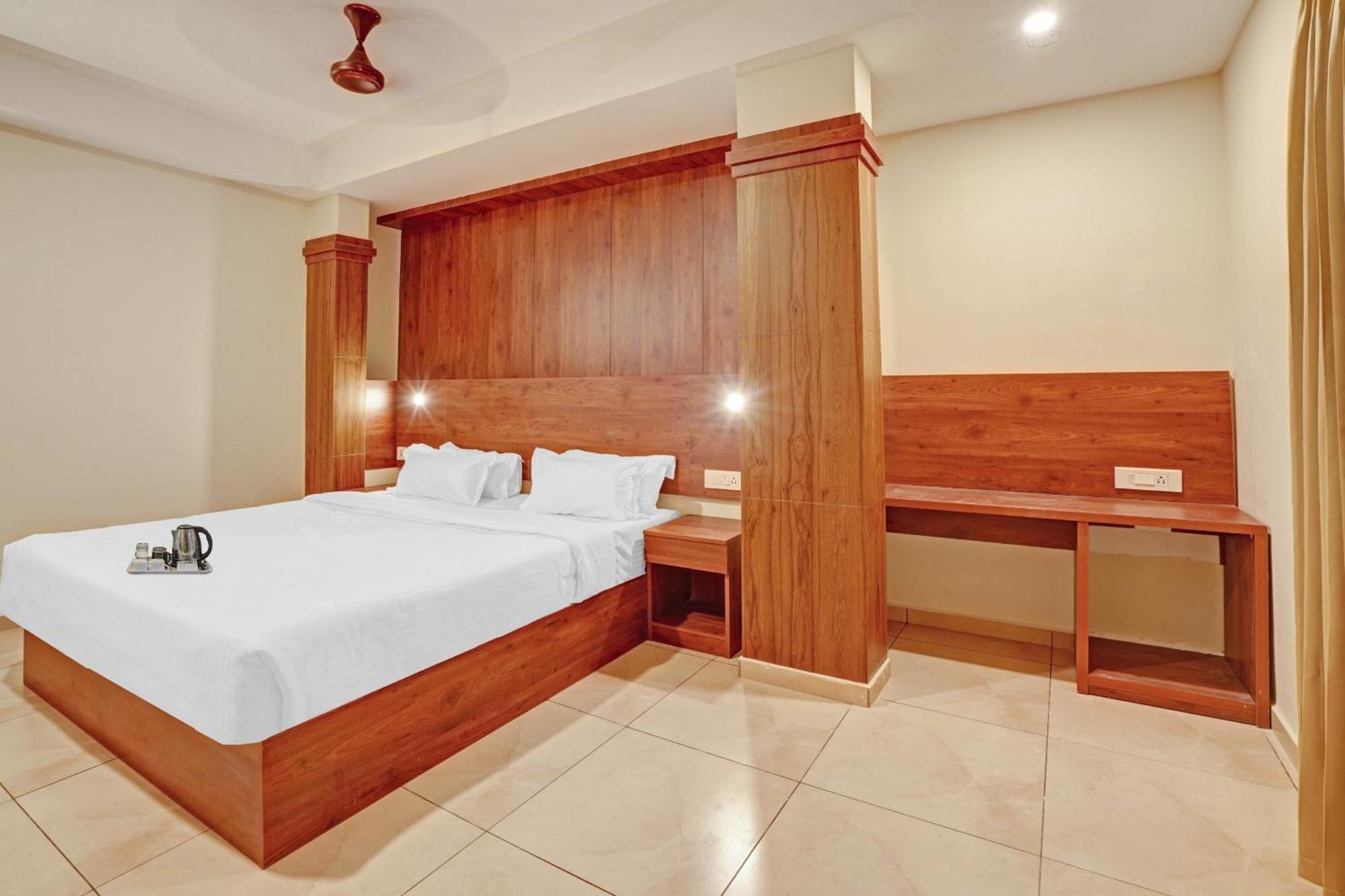 Super Townhouse Edasserys Sea Pearl Hotel