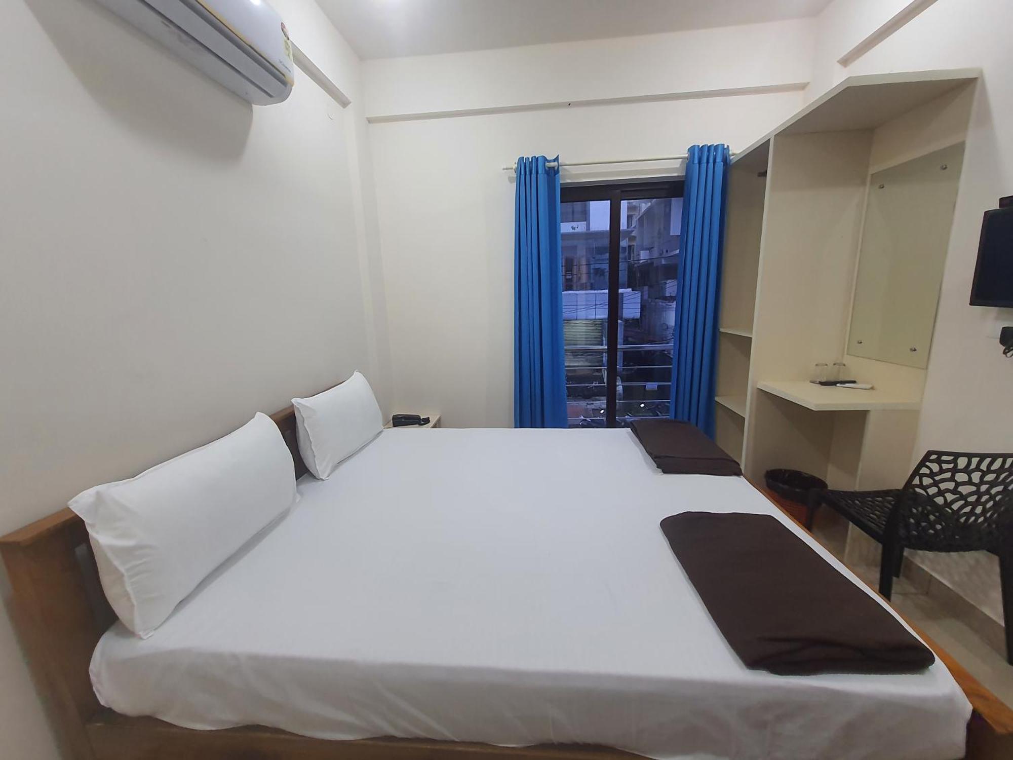 Lodge Uthram Residency