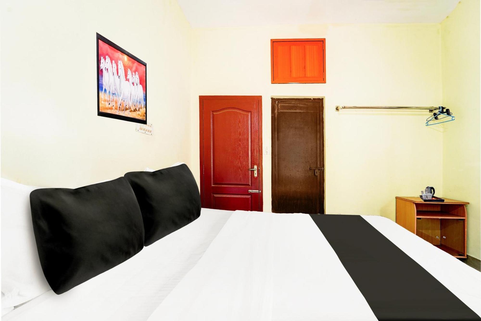 Super O Nettoor Near Lakeshore Hospital Hotel 3*