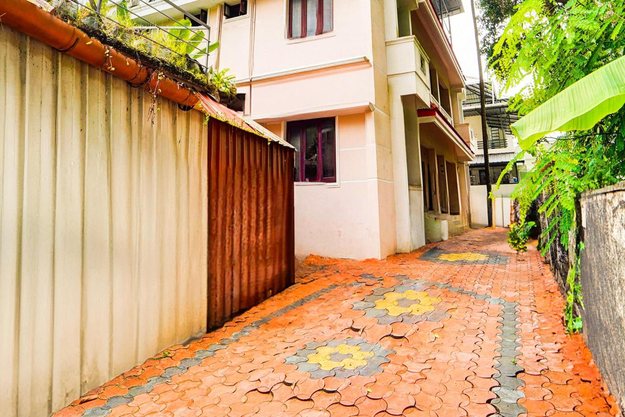 Hotel Super O Nettoor Near Lakeshore Hospital 3*