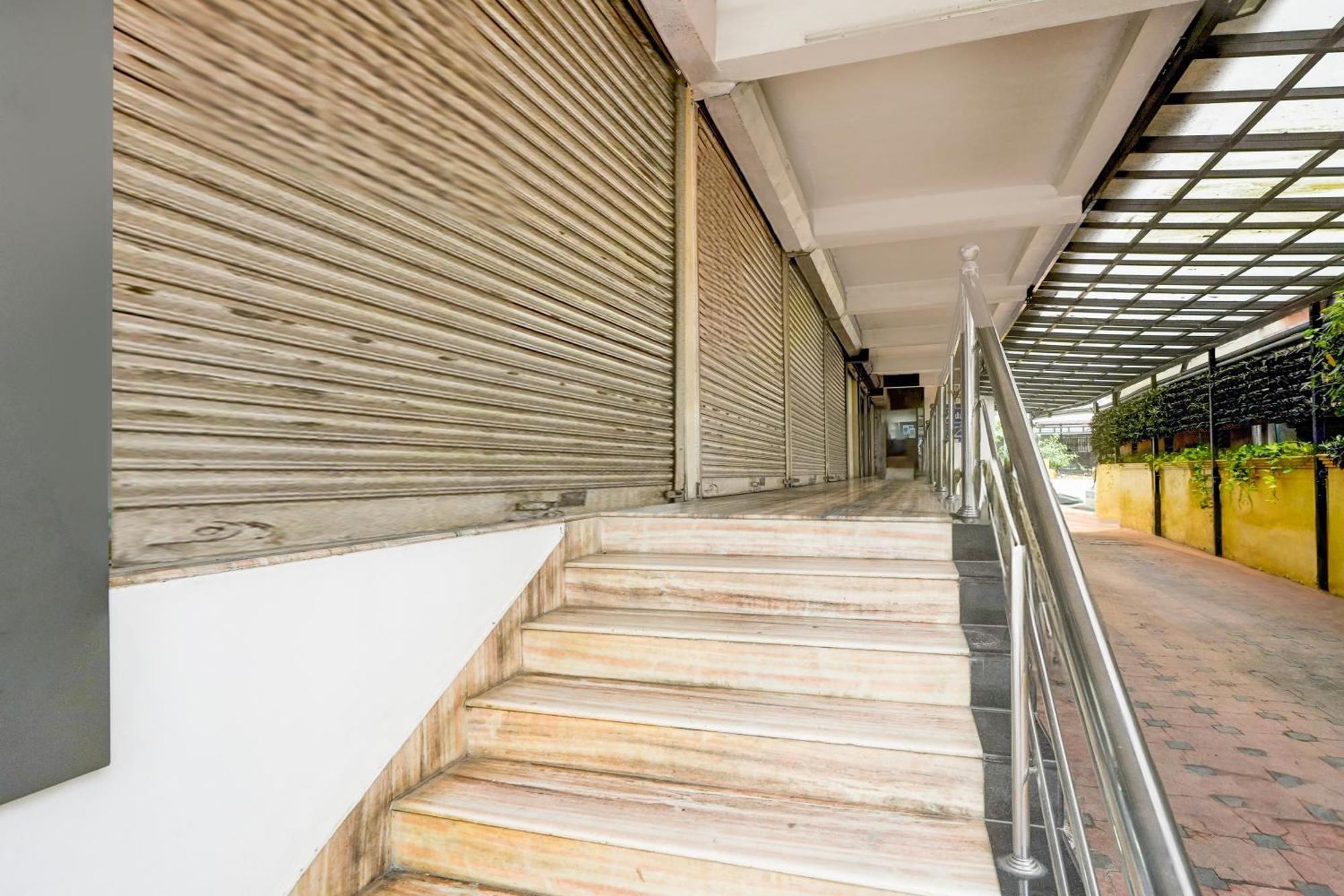 Collection O Mg Road Kochi