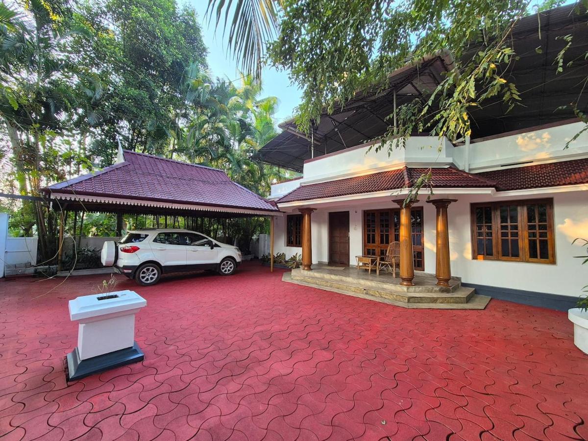 Villa Spacious In Vytilla *
