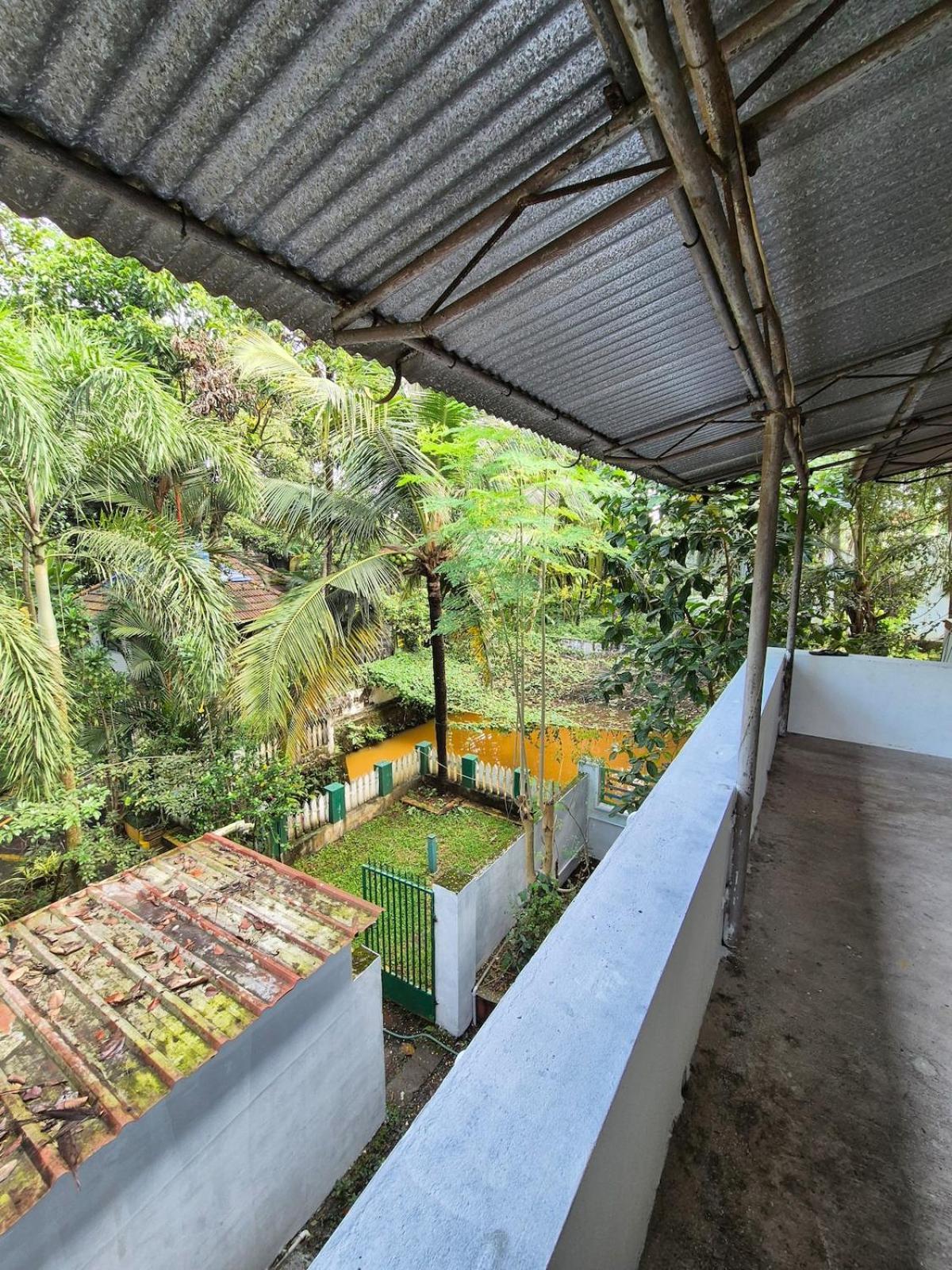 Spacious In Vytilla *