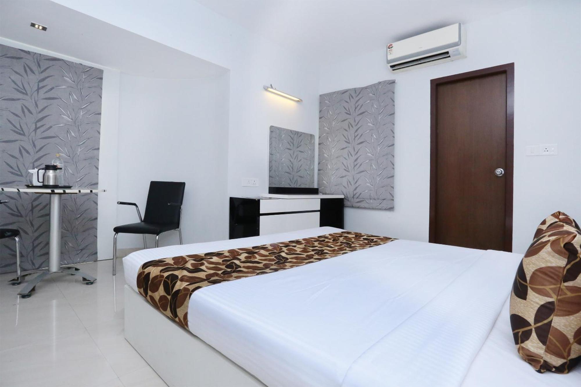 Super Townhouse Malabar Illam