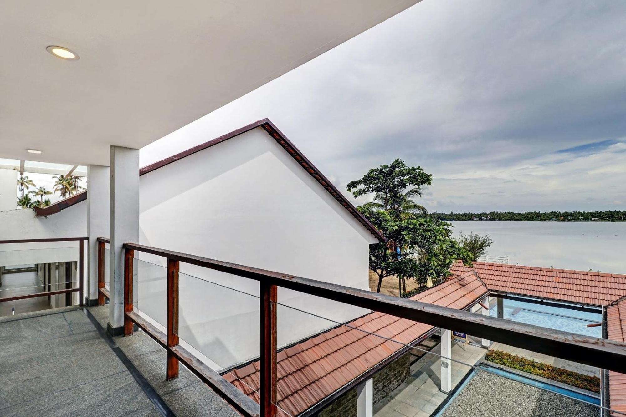 Townhouse Oak Edassery's Sealine Hotel Kochi