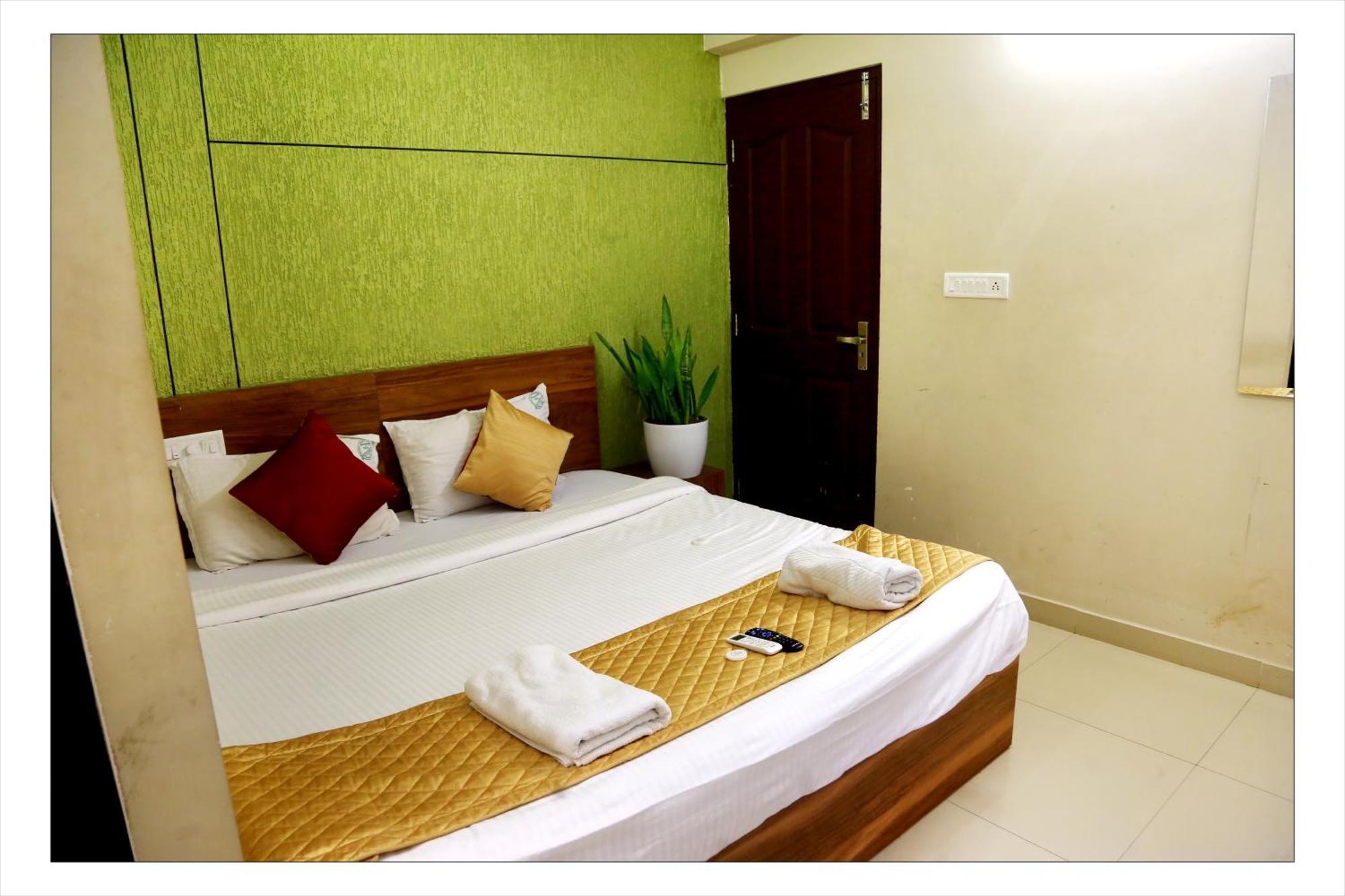 New Aliyans & Restaurant Hotel Kochi