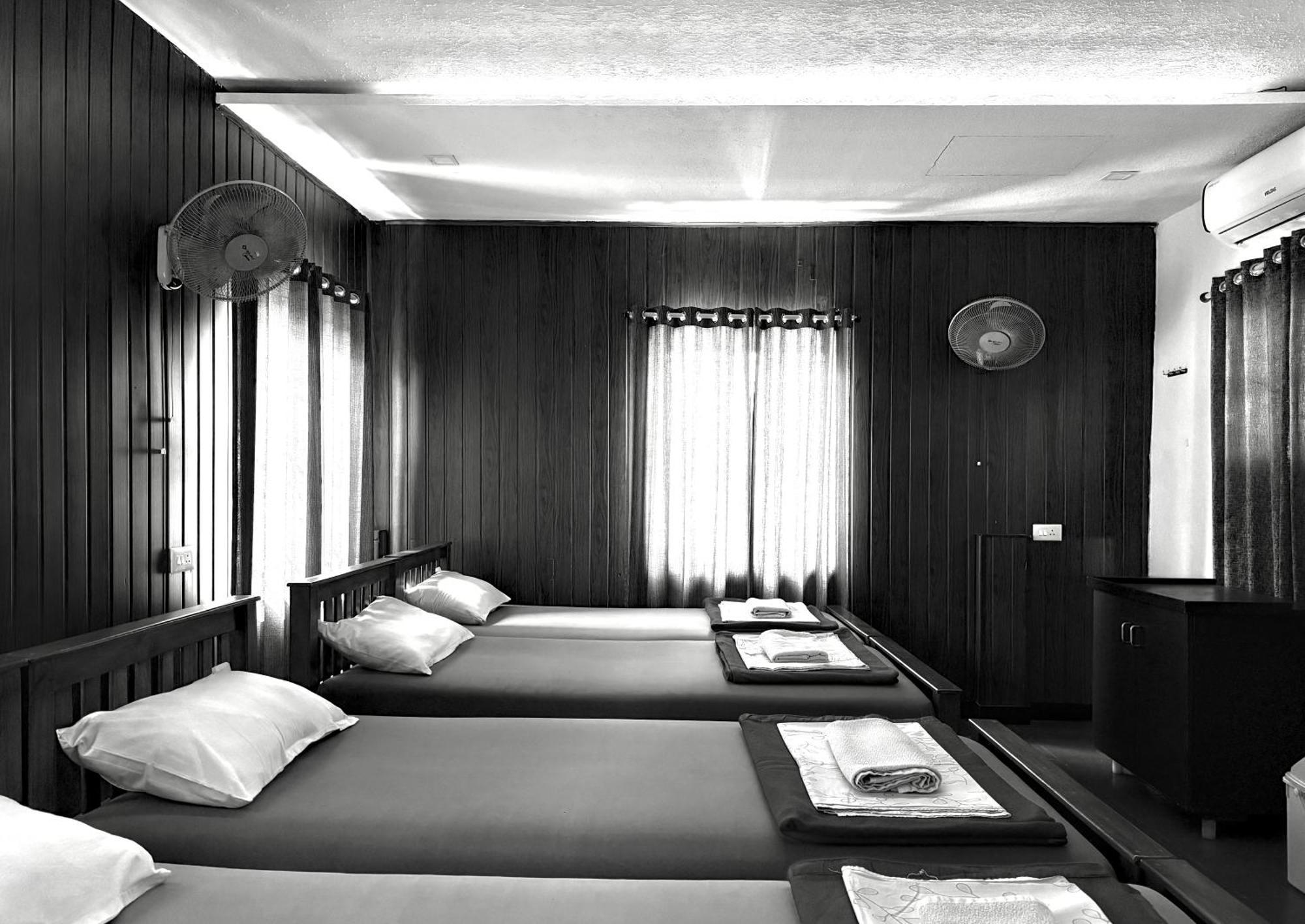 Homestay Reds Residency - *