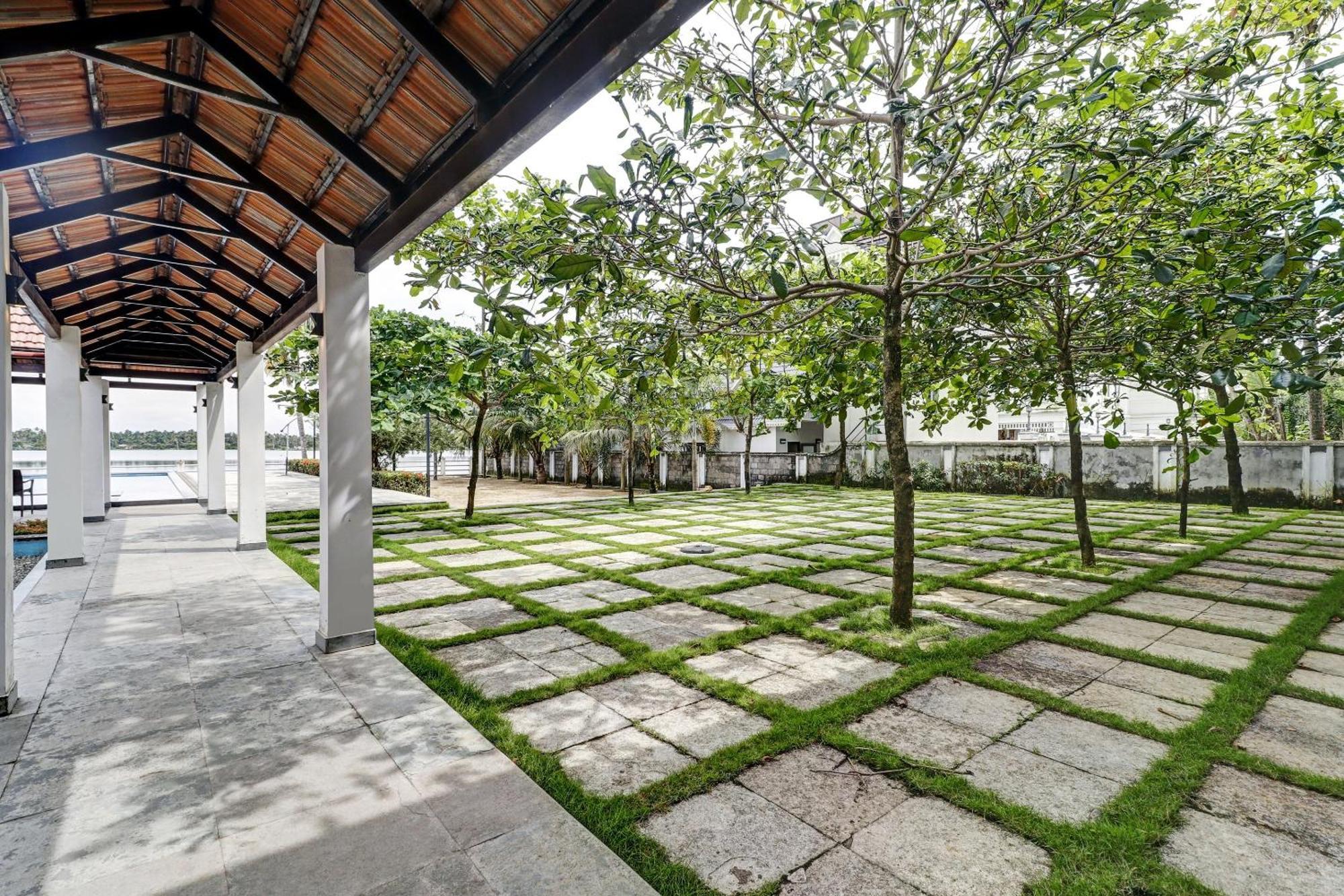 Townhouse Oak Edassery's Sealine Hotel Kochi