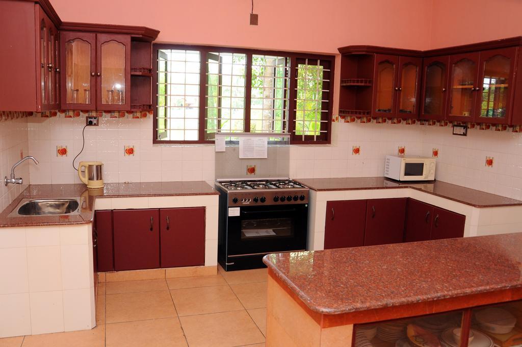 Muralee'S Riverside Villa In Kochi *