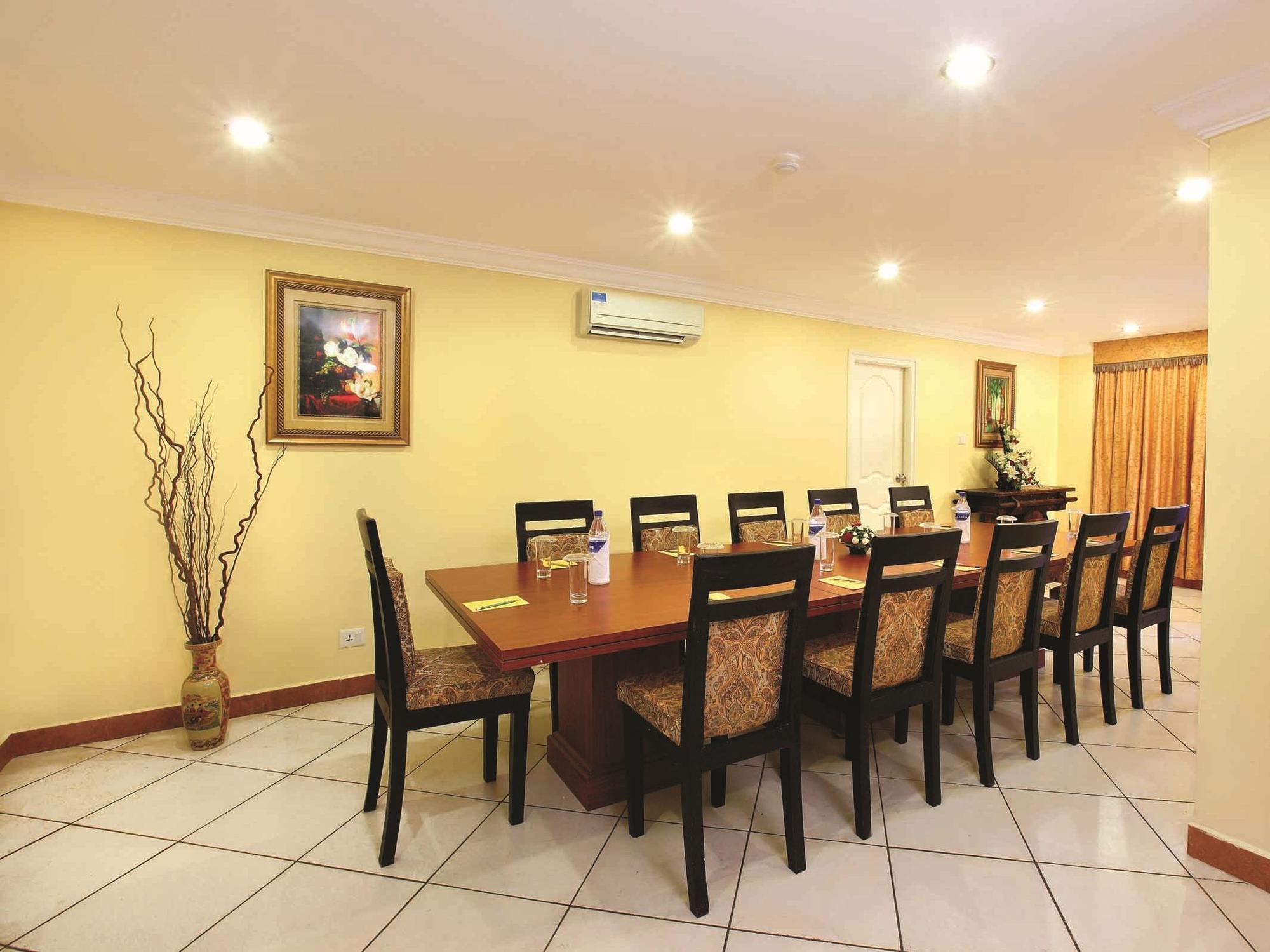 Hotel Emarald Cochin 3*