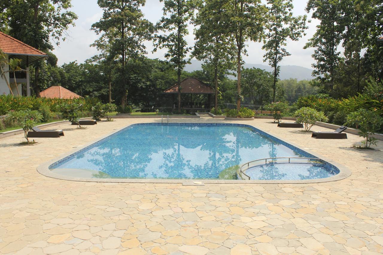 Whispering Waters Cochin Resort 3*