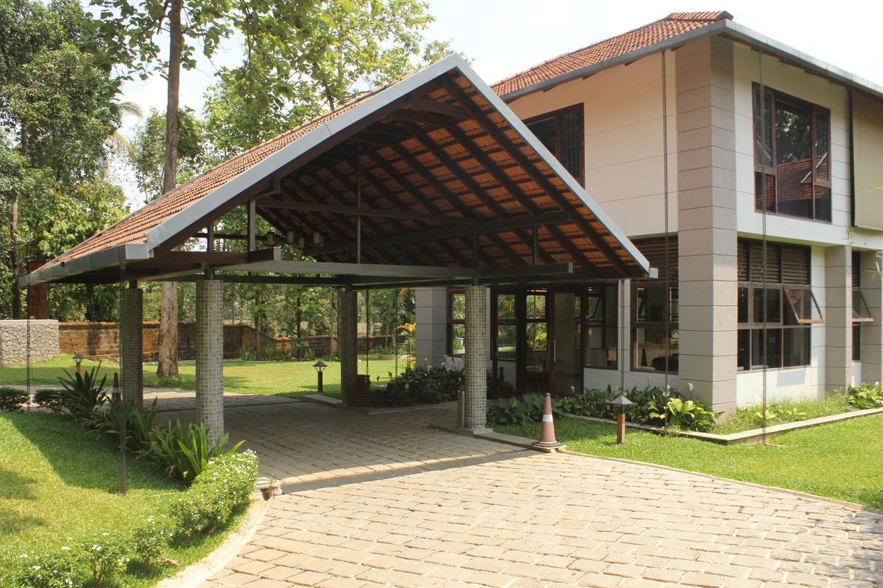 Resort Whispering Waters Cochin Kochi