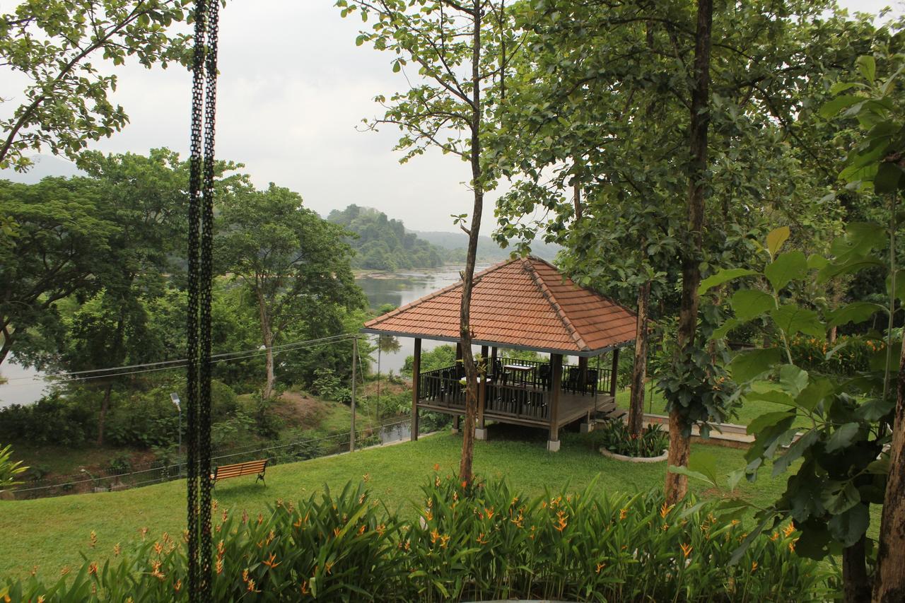 Resort Whispering Waters Cochin 3*