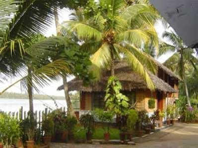 Kadalkkara Lake Resort 2*